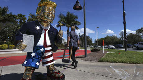 VIDEO: Aparece una estatua dorada de Trump en una conferencia conservadora estadounidense