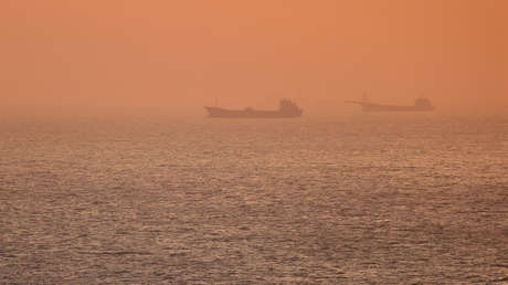 FOTO: Un buque parece flotar en el aire, al mezclarse el color del cielo y el mar