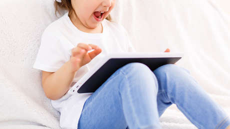 Una niña se cuela en una reunión de trabajo por Zoom de su padre y revela un secreto familiar (VIDEO)