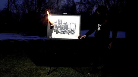 VIDEO: Queman en vivo una obra de Banksy valorada en 95.000 dólares para convertirla en ciberarte