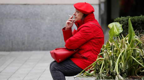 Un estado de EE.UU. agrega a los fumadores a la lista prioritaria de vacunación contra el covid-19