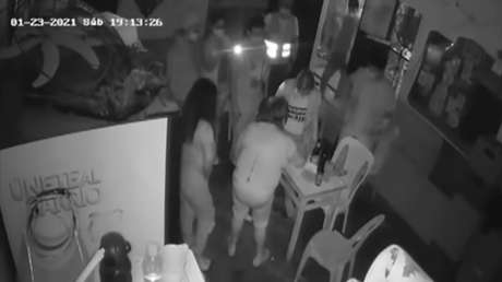 VIDEO: Pareja en aparente complicidad con la Policía 'siembra' cocaína en un local de Perú e inmediatamente arrestan a su dueña