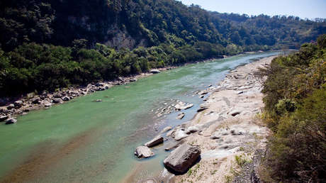 Buscan a dos bebés tras el naufragio del bote en el que más de 20 personas intentaron cruzar la frontera Argentina hacia Bolivia