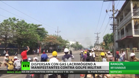 Myanmar: Dispersan con gas lacrimógeno a manifestantes que protestan contra el golpe militar