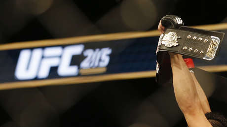 Un luchador de MMA le propina a su rival un rodillazo ilegal en la cara y pierde el cinturón de la UFC (IMÁGENES)