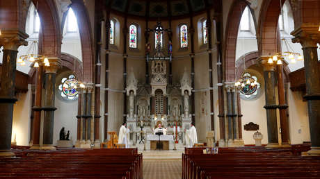 VIDEO: Un sacerdote pone por error una canción de rap mientras retransmite una misa en directo