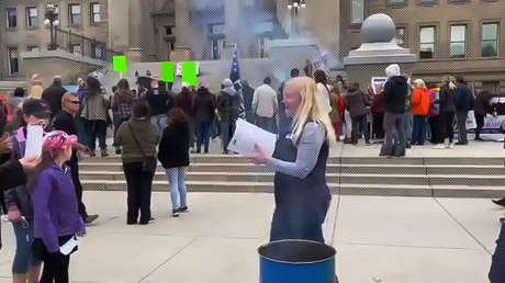 "Toma fuego, ¿tienes hambre?": Padres exhortan a sus hijos a quemar mascarillas en una protesta anticovid en EE.UU. (VIDEOS)