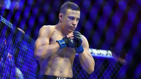 "¿Qué acaba de pasar?": Un luchador de MMA noquea a su rival, lo celebra e intenta seguir golpeándolo (VIDEOS)