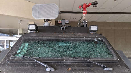 Una multitudinaria fiesta universitaria termina en enfrentamientos violentos, con tres policías heridos y daños materiales en EE.UU. (FOTOS, VIDEO)