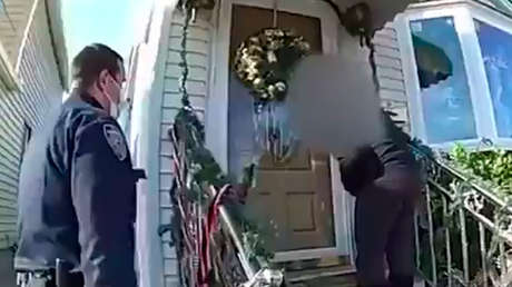 VIDEO: Un sospechoso de violencia doméstica dispara sin más contra dos agentes policiales de EE.UU. y termina muerto