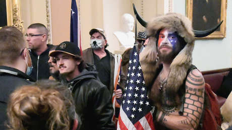 Dictaminan que el 'vikingo' que asaltó el Capitolio permanezca en la cárcel a la espera del juicio