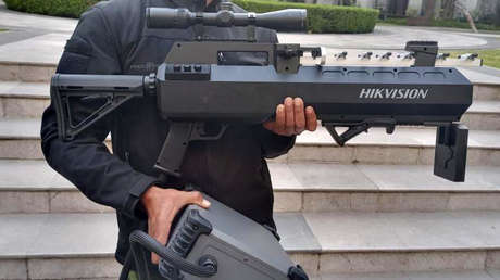 Un portavoz de López Obrador muestra el "inhibidor de drones" que fue confundido con francotiradores durante las protestas del 8M en México