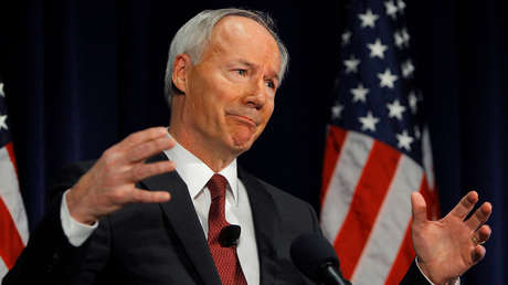 El gobernador de Arkansas firma la prohibición casi total del aborto