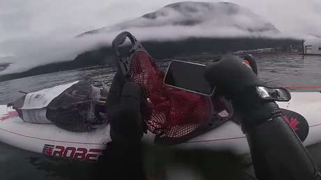 Una mujer recupera su iPhone en funcionamiento tras permanecer seis meses en el fondo de un lago (VIDEO, FOTO)