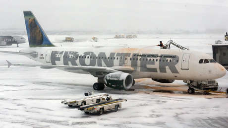 Un asistente de vuelo mira por la ventanilla instantes antes del despegue y previene una posible catástrofe