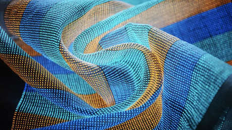 Científicos chinos crean una tela electrónica inteligente con la que se podrían enviar mensajes a través de la ropa