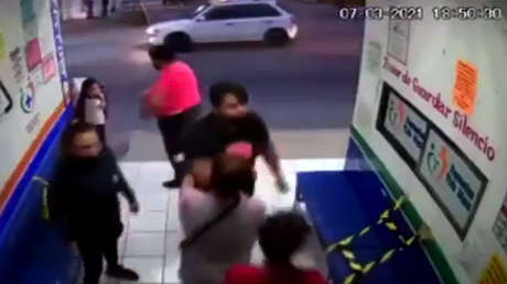 VIDEO: Una familia se abalanza contra una doctora que les pedía usar cubrebocas