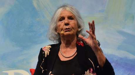 Una reconocida escritora argentina declara que le ofrecieron una vacuna "por debajo de la mesa", enciende la polémica y luego se retracta