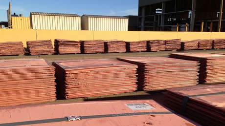 Comerciante compra cobre por valor de 36 millones de dólares, pero recibe adoquines pintados