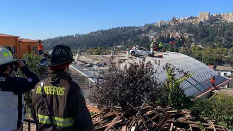 Un automóvil fuera de control 'vuela' cerca de 50 metros antes de aterrizar en el tejado de un colegio chileno