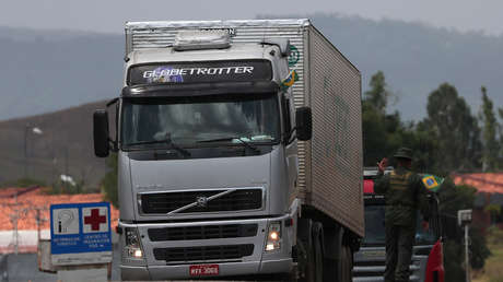 Un motociclista se agarra durante más de 30 kilómetros a la cabina del camión que colisionó contra su vehículo e hirió a su esposa (VIDEO)