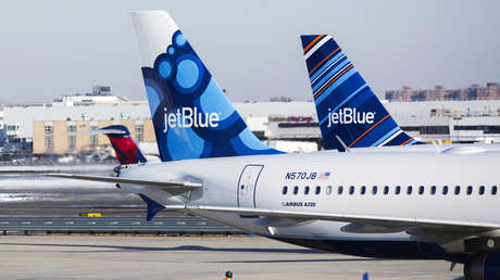 Un pasajero podría ser multado con más de 14.000 dólares por negarse a usar mascarilla y a dejar de alcoholizarse durante un vuelo