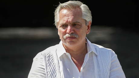 Atacan con patadas y piedras la camioneta de Alberto Fernández en Chubut, a donde llegó para recorrer las zonas afectadas por los incendios