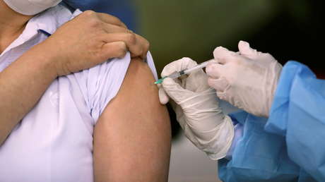 Denuncian otro caso de aplicación de una jeringa vacía durante la vacunación de una anciana en Colombia