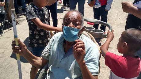 VIDEO: La imagen de dos niños mexicanos llevando a su abuelo a vacunarse contra el covid-19 en un cochecito de bebé se hace viral