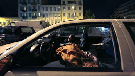 Un exmaestro suplente que vivía en su auto recibe 27.000 dólares en su cumpleaños gracias a la iniciativa de un antiguo alumno