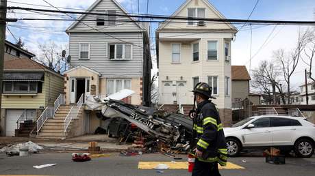VIDEO, FOTOS: Tres muertos al estrellarse una avioneta contra un coche en EE.UU.