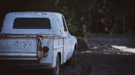VIDEO: Una camioneta atropella a una mujer arrodillada y se da a la fuga