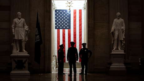 Suspenden a un oficial de la Policía del Capitolio de EE.UU. tras aparecer un documento antisemita cerca de su zona