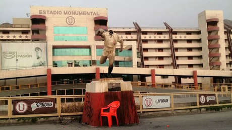 VIDEO: Estatua de un ídolo del fútbol peruano es decapitada a plena luz del día por hinchas del equipo rival
