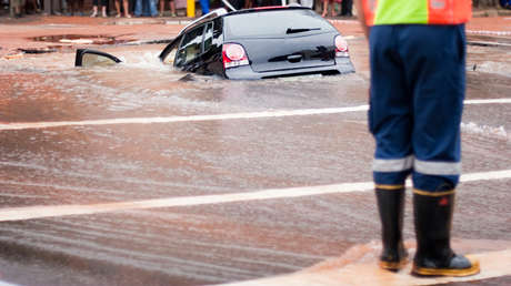 VIDEO: Un sumidero 'se traga' un vehículo en Sudáfrica