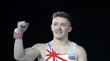 VIDEO: Un exmedallista en gimnasia cae lanzado al aire al recibir un puñetazo de quien fuera el hombre 'más fuerte del mundo'