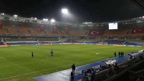 "La entrada más salvaje": un futbolista derriba a un rival con una patada voladora directa a la cara (VIDEO)