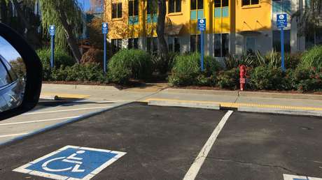 VIDEO: Un joven con una prótesis sermonea a una anciana que le increpó por aparcar en una plaza de minusválidos 