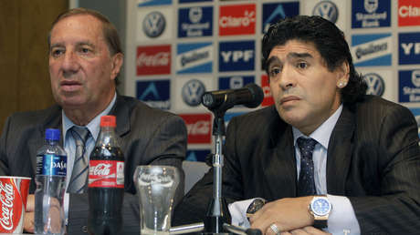 "Veo muchas banderas de Diego, ¿qué pasa?": Por qué el mítico director técnico argentino Carlos Bilardo aún no sabe que murió Maradona