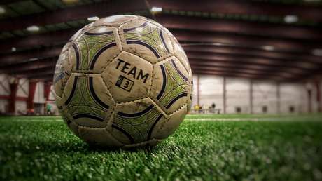 Hinchas llaman a descalificar a varios jugadores que atacaron y persiguieron a un árbitro hasta hacer suspender el partido (VIDEO)