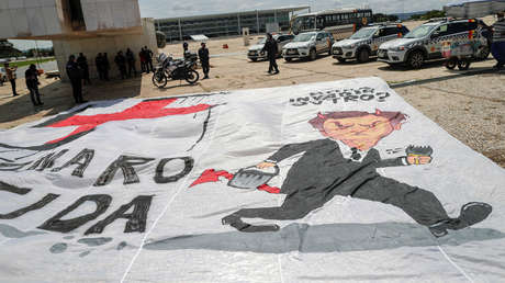 La Policía detiene en Brasilia a un grupo de manifestantes con una pancarta en la que se lee: "Bolsonaro genocida"