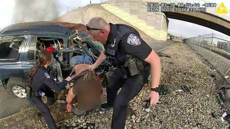 VIDEO, FOTOS: Policías sacan a un hombre por la ventanilla de un coche en llamas