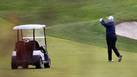 El hijo mayor de Trump se burla del traspié de Biden con un vídeo en el que su padre 'lo derriba' con pelotas de golf