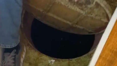 Una 'tiktoker' de EE.UU. retira un armario y descubre un refugio antibombas de la Guerra Fría (VIDEOS)