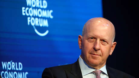 Tras quejas por semanas laborales de 100 horas, Goldman Sachs permitirá que sus empleados descansen los sábados