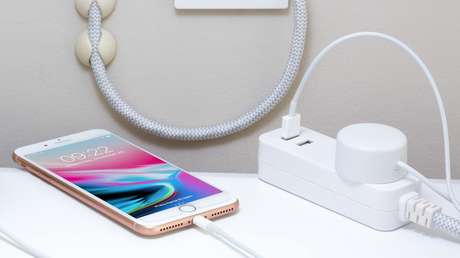 Un cargador de IPhone estalla y quema la cara a una joven mientras dormía en su cama