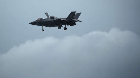 Un caza sigiloso F-35B del Cuerpo de Marines de EE.UU. dispara su cañón y se daña a sí mismo