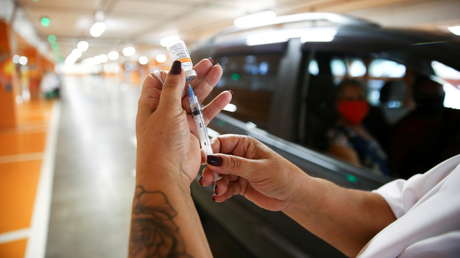 Un video muestra a supuestos políticos y empresarios brasileños vacunándose a escondidas contra el covid-19 en un garaje