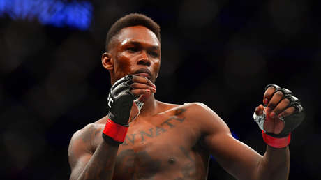 El luchador de MMA Israel Adesanya levanta duras críticas por un comentario sobre la violación y admite que "cruzó la línea"