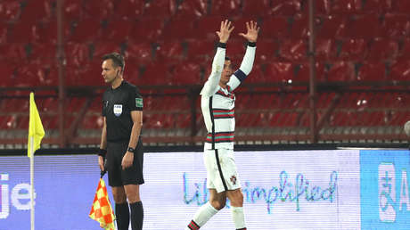 VIDEO: Ronaldo arroja su cinta de capitán y sale furioso de la cancha por un gol que le anulan